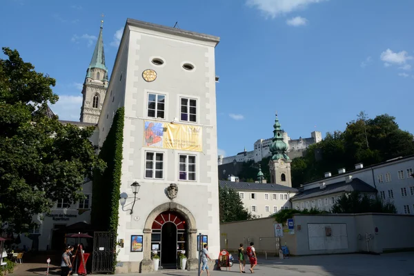 Stará budova úzký v Salzburgu v Rakousku — Stock fotografie