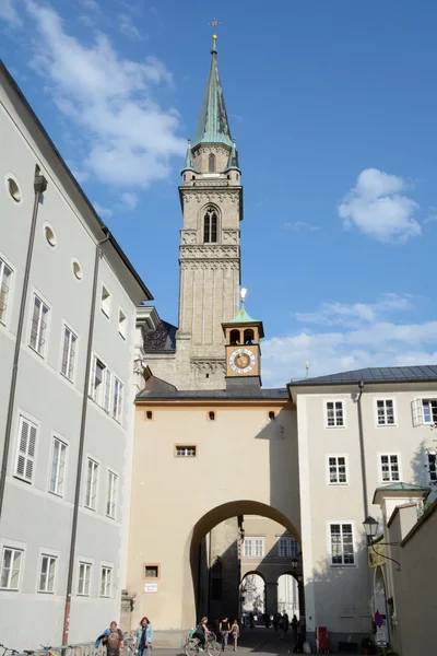 Domkyrkans torn och andra byggnader i Salzburg i Österrike — Stockfoto