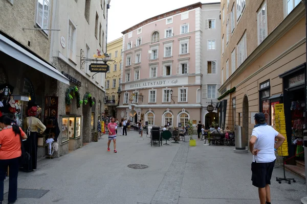 Trånga gatan och gamla byggnader i Salzburg — Stockfoto