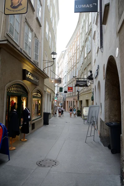 Salzburg dar sokak ve eski binalar