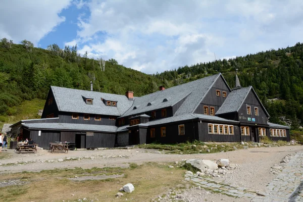 Auberge de montagne Samotnia dans les montagnes Karkonosze . — Photo