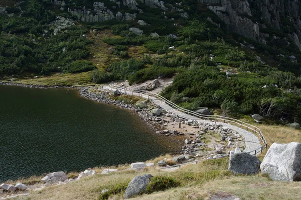 Stezka u jezera nedaleko Samotnia hill stanice v horách. — Stock fotografie