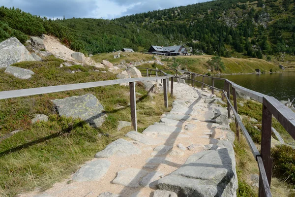 Trail op meer in de buurt van Samotnia berg hostel. — Stockfoto