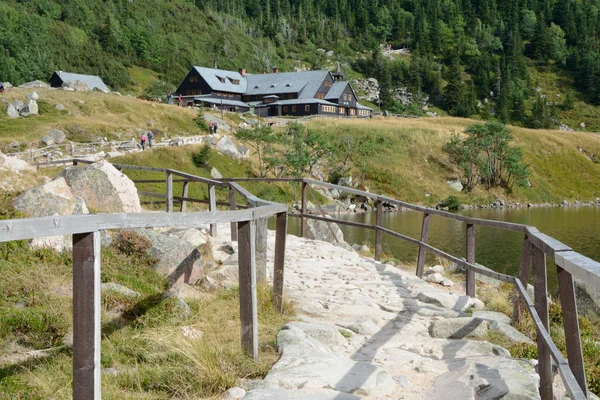 Sendero en el lago cercano Samotnia albergue de montaña . —  Fotos de Stock