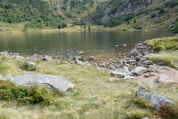 Sjön vid Samotnia berg hostel i Karkonosze-bergen. — Stockfoto