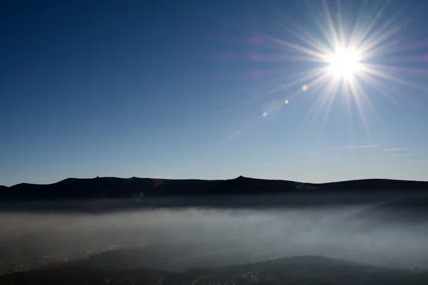 Karkonosse Berge und Sonne. — Stockfoto