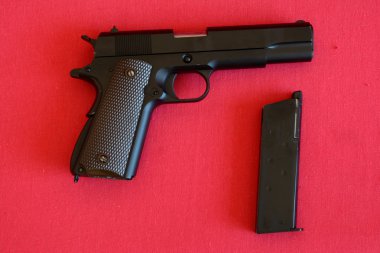 Airsoft Tabanca kırmızı kumaş üzerine.