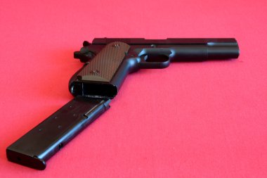 Airsoft Tabanca kırmızı kumaş üzerine.