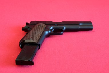 Airsoft Tabanca kırmızı kumaş üzerine.