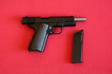 Airsoft Tabanca kırmızı kumaş üzerine.
