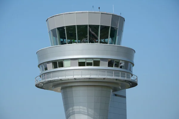 Torre de controle no aeroporto de Poznan Lawica . — Fotografia de Stock