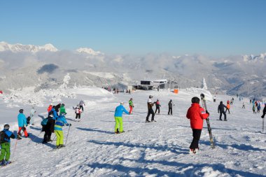 Kayakçı yamaç ve teleferik.