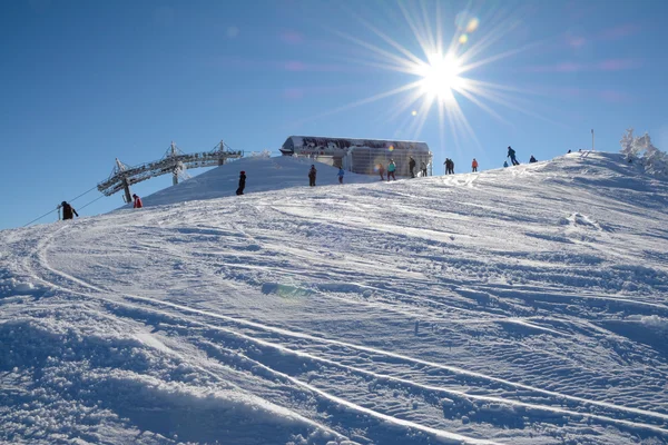 Skifahrer auf Piste und Skilift. — Stockfoto