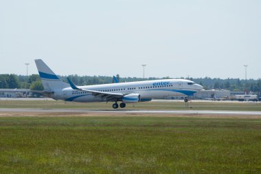 Aşağı dokunmadan yolcu uçak