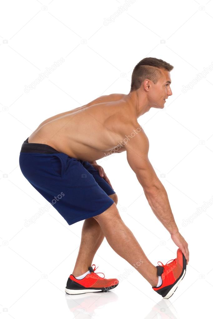 man dij rekken met permanent hamstring stretch oefening — stockfoto