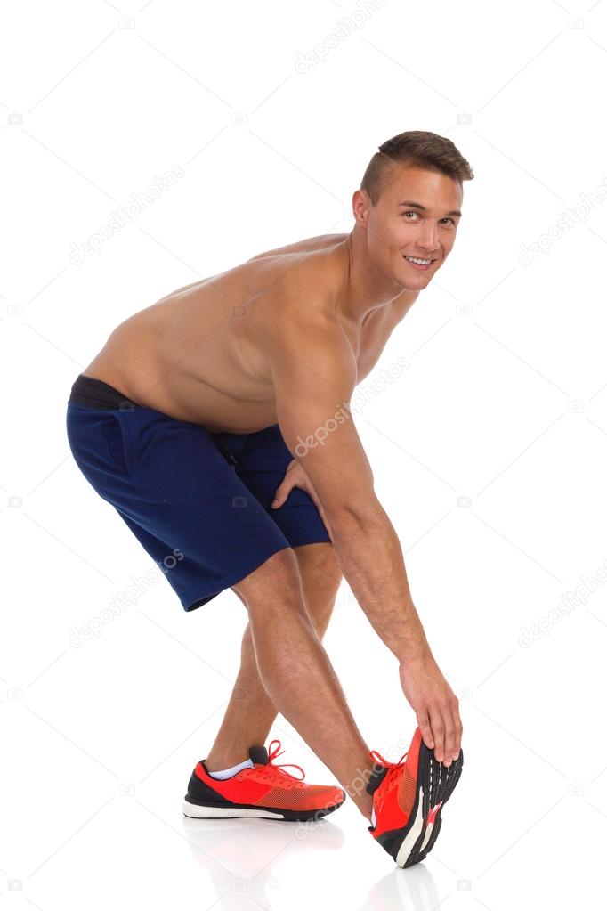 man dij rekken met permanent hamstring stretch oefening — stockfoto