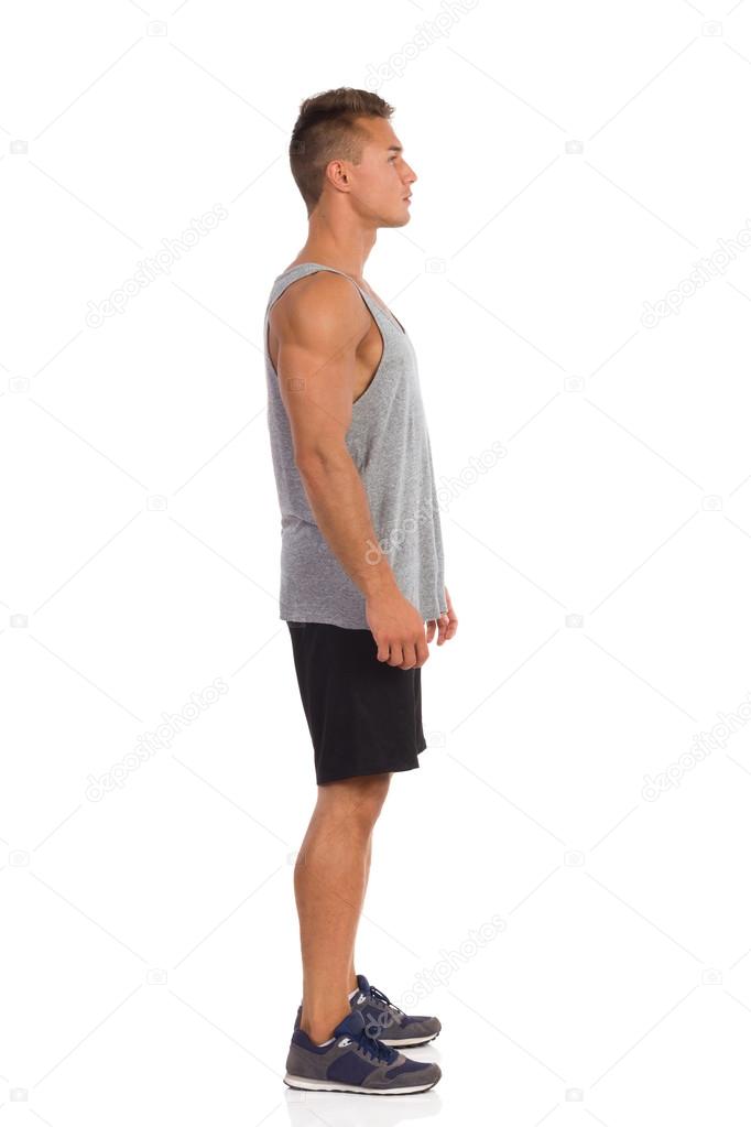 человек идет. мужчина в профиль в полный рост. мужчина боком в полный рост. стоящий в полный рост мужчина боком. парень в профиль в полный рост.