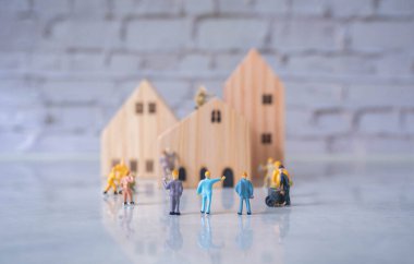 Mühendisler ve mimari minyatür işçileri mavi arka planda ev inşaatına ve onarımına yardım ediyor. Takımın iş ve emlak konsepti kopya alanı ile birlikte..