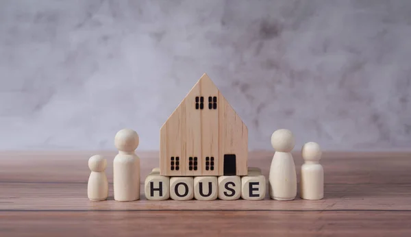 Palabras Casa Figuras Madera Pie Sobre Bloques Madera Constan Padres — Foto de Stock