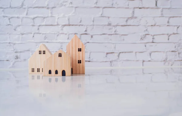 Construyendo Diferentes Casas Madera Miniatura Sobre Fondo Blanco Concepto Gestión — Foto de Stock