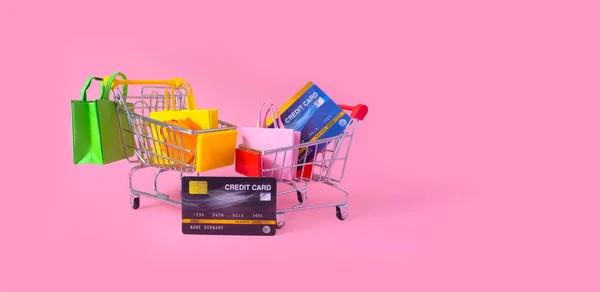 Többszínű Papír Bevásárló Táska Hitelkártya Kosárban Rózsaszín Hátterben Vásárlási Koncepció — Stock Fotó