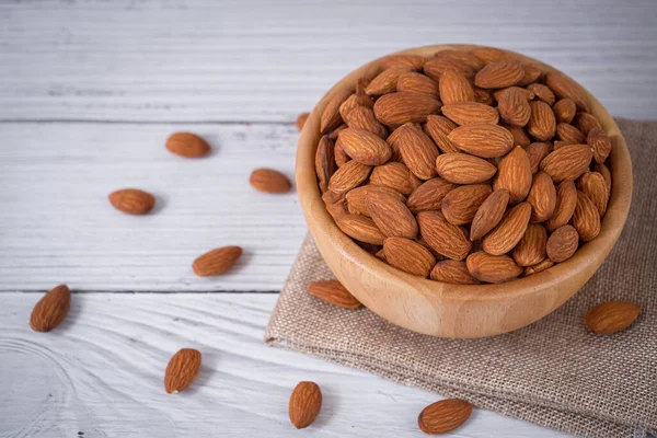 Gustoso Spuntino Mandorle Pelate Organiche Ciotola Legno Sfondo Bianco Legno — Foto Stock