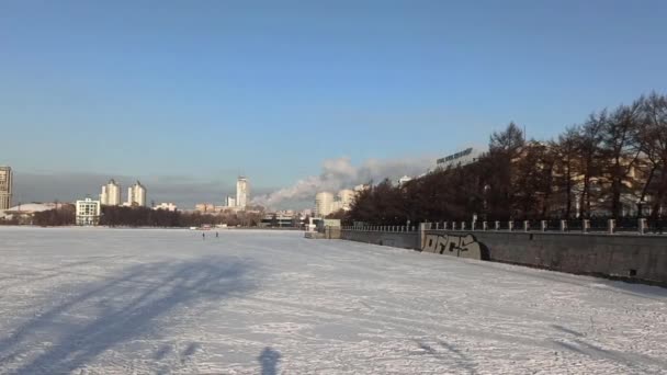 Rauch über der verschneiten Winterstadt. — Stockvideo