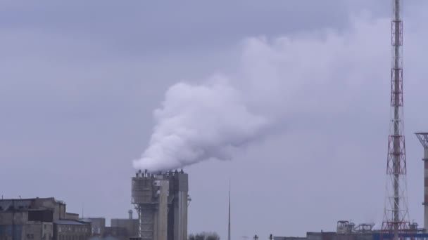 从钾肥厂烟囱冒出的烟. — 图库视频影像