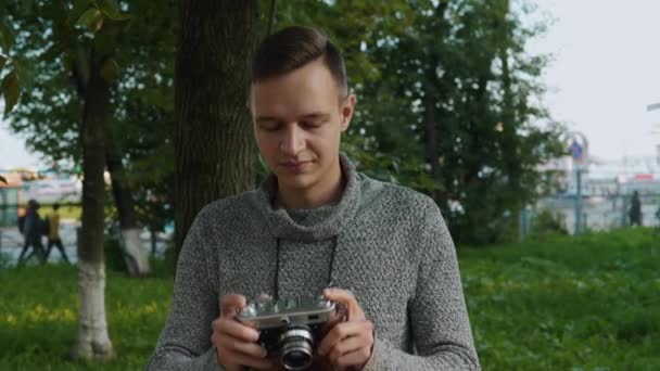 Mladý muž s retro fotoaparátem. — Stock video