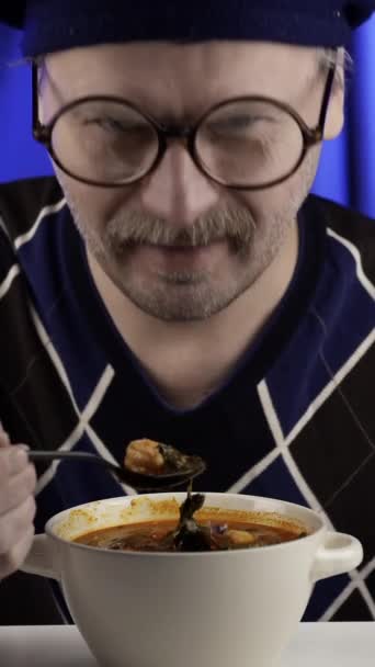 Nahaufnahme Eines Schnurrbärtigen Mannes Der Tomyam Isst Dicke Rote Suppe — Stockvideo