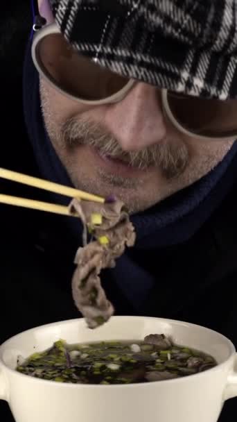 Pho Close Mustachioed Man Wearing Retro Sunglasses Plaid Cap Eating — Stock Video