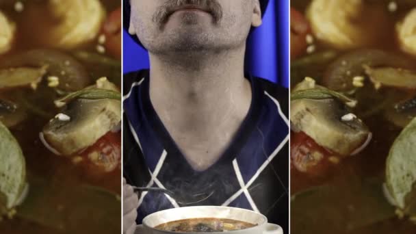 エビとスプーン クローズアップ口ひげを生やした男のトムヤムを食べている 濃厚な赤スープ ヤムのクローズアップ 青の背景 — ストック動画
