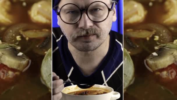 Närbild Mustasch Som Äter Tom Yam Tjock Röd Soppa Sked — Stockvideo