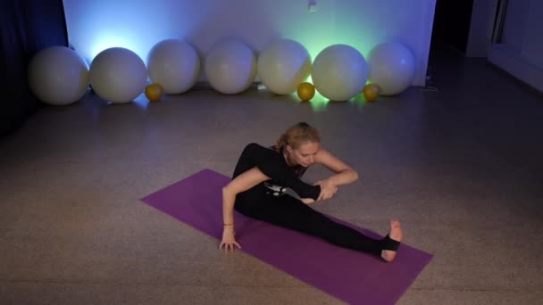 Parivrtta Krounchasana Heron Pose Flexible Middle Aged Blonde Doing Yoga — Stock Video