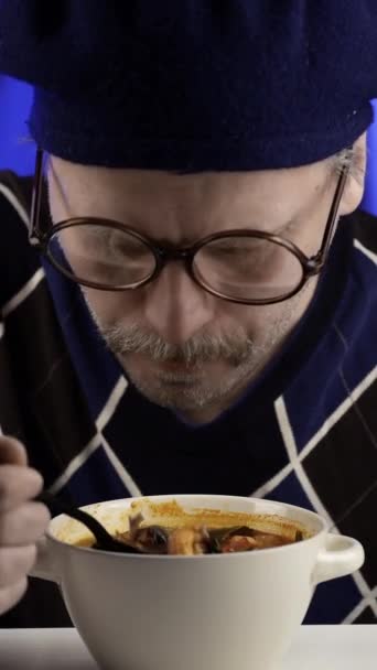 Primer Plano Hombre Bigotudo Comiendo Ñame Tom Guiños Aprobadamente Vídeo — Vídeo de stock