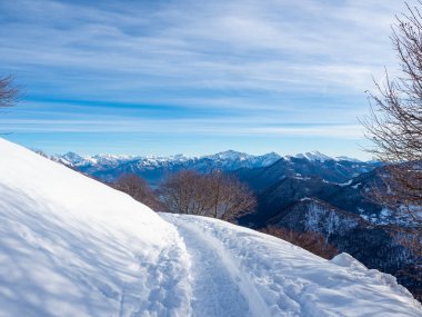 İtalya 'nın Valle the Alp dağlarında karda yol