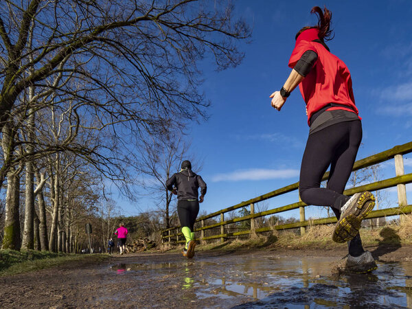 Бежит по грязной тропе