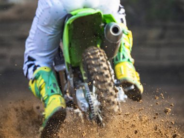 Bir patikada motokros sahnesi