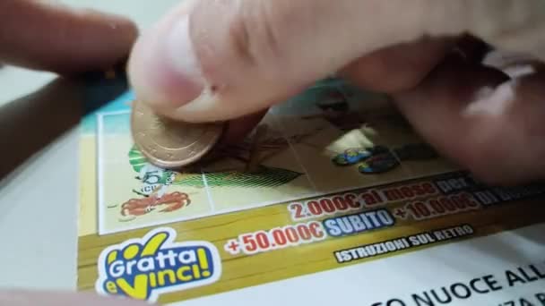 Nahaufnahme Der Kratzbewegung Auf Einem Spielschein Der Italienischen Lotterie Gratta — Stockvideo
