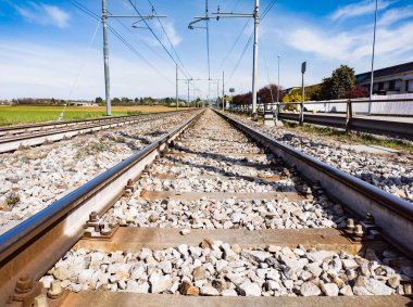 Güneşli bir günde demiryolu rayları kapanır