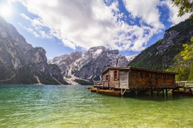 Tyrol 'da Braies Gölü manzarası