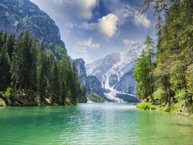 Tyrol 'da Braies Gölü manzarası