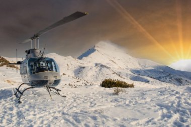 Gün batımında Alpler 'de helikopter.