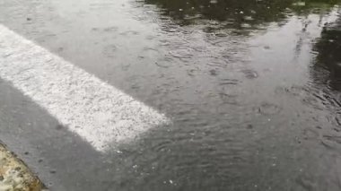 Sokaklara yağmur damlaları yağıyor.