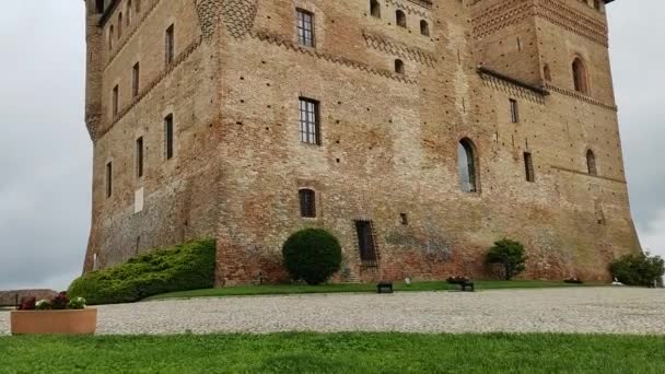 Zamek Grinzane Cavour Oglądany Dołu — Wideo stockowe