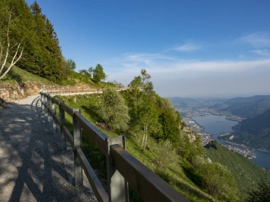 Lecco 'nun Coltiglione dağındaki manzarası