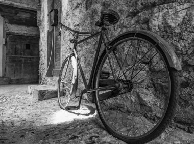 Bir İtalyan köyünün arka sokağında eski bir bisiklet