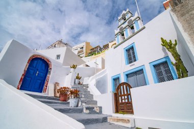 Tipik Santorini adası sokağı.