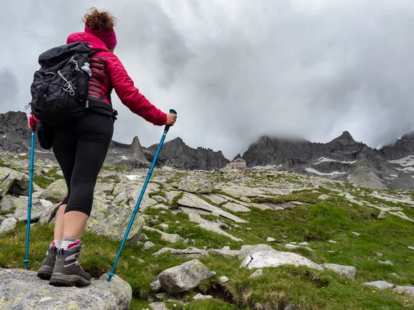 Scena Trekkingowa Włoskich Alpach Val Masino — Zdjęcie stockowe