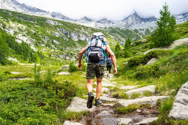 Scena Trekkingowa Włoskich Alpach Val Masino — Zdjęcie stockowe